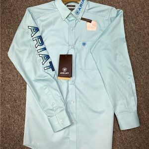 Selling this beautiful Ariat FITTED shirt, color is “LIGHT AQUA”.